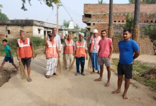 मुखिया के नेतृत्व में सबलबीघा पंचायत के विभिन्न छठ घाटों की हुई साफ सफाई।