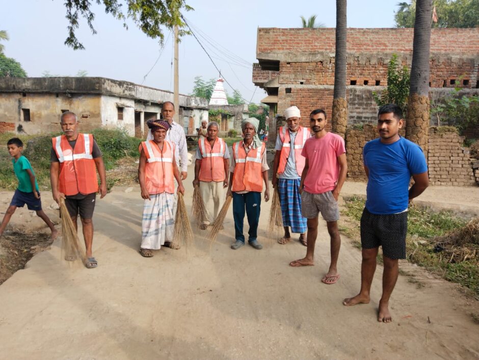 मुखिया के नेतृत्व में सबलबीघा पंचायत के विभिन्न छठ घाटों की हुई साफ सफाई।