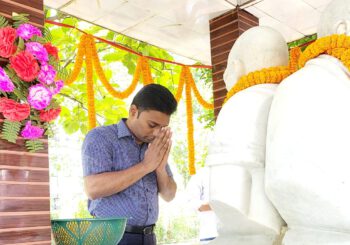 जिलाधिकारी ने महात्मा गांधी जयंती पर बापू की प्रतिमा पर किया माल्यार्पण