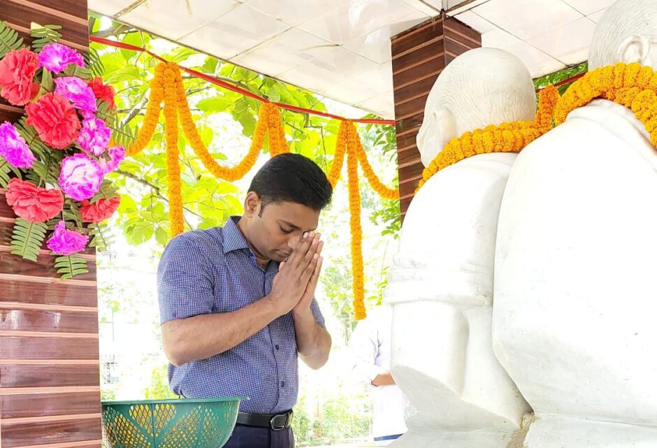 जिलाधिकारी ने महात्मा गांधी जयंती पर बापू की प्रतिमा पर किया माल्यार्पण