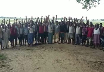 जिले में बालू खनन के खिलाफ किसानों का प्रदर्शन, संवेदक ने पुल के नीचे गड्ढा करके बना दिया रोड