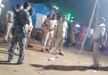 काली पूजा के मेले में दो बच्चों के बीच विवाद,  विवाद के बाद परिजनों ने किया जमकर एक पक्ष के घर पर पथराव