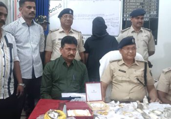 मुंबई से मालिक के घर चोरी कर फरार हुए आरोपी को लाखों रुपए नगद समेत लाखों के आभूषण के साथ पुलिस ने किया गिरफ्तार