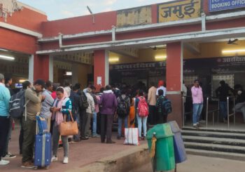 मॉडल रेलवे स्टेशन जमुई में टिकट कटाने में यात्रियों को करनी पड़ती है घंटों इंतजार