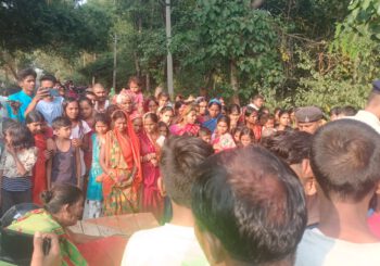 बालू लदे ट्रक ने बाईक में मारी टक्कर, बाईक पर सवार महिला की मौत, पति घायल