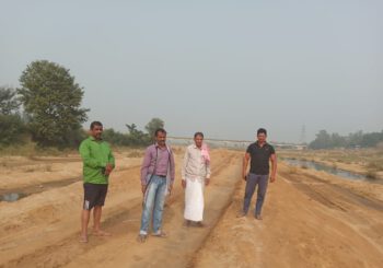 खैरामा के किसानों का बालू संवेदक से मुआवजे की मांग