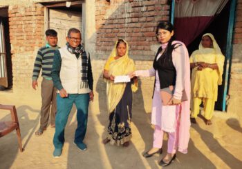 अग्निकांड पीड़ित परिवार को जिलाधिकारी ने उपलब्ध कराया सहायता राशि