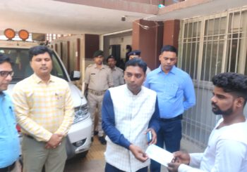 अगलगी से पीड़ित परिवार को जिलाधिकारी ने 30 घंटे के अंदर सौंपा सहायता राशि