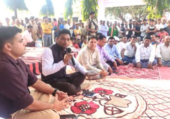 डीएम के निर्देश पर लगा ग्राम चौपाल सह विकास शिविर, डीएम ने ग्राम चौपाल में दरी पर बैठकर सुनी जनता की समस्या
