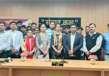 डीएम का छात्र-छात्राओं के साथ युवा संवाद, छात्रों के सवालों का जवाब देकर किया उनका मार्गदर्शन