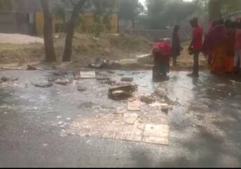 अंडे से भरा पिकअप वाहन दुर्घटनाग्रस्त, लोगों में अंडा उठाने की लगी होड़