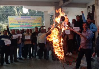मधुबनी जिला के कृषि पदाधिकारी के साथ दुर्व्यवहार का मामला जमुई में पकड़ा तूल, एसडीएम का पुतला दहन कर किया विरोध प्रदर्शन