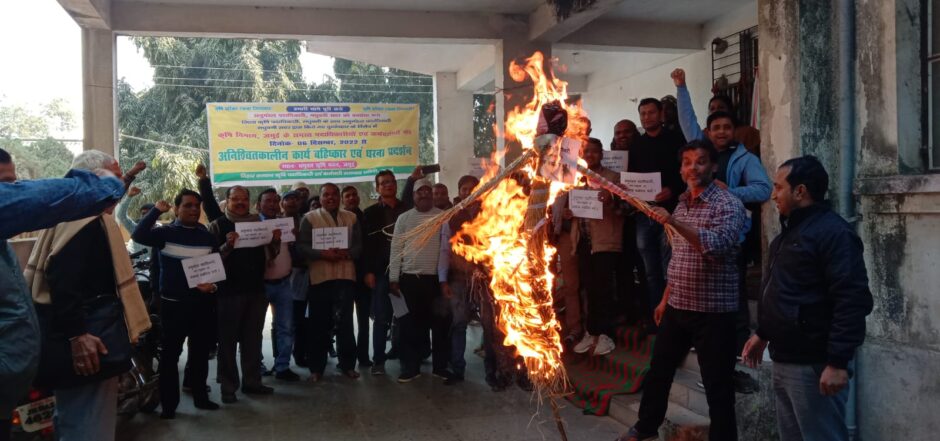 मधुबनी जिला के कृषि पदाधिकारी के साथ दुर्व्यवहार का मामला जमुई में पकड़ा तूल, एसडीएम का पुतला दहन कर किया विरोध प्रदर्शन