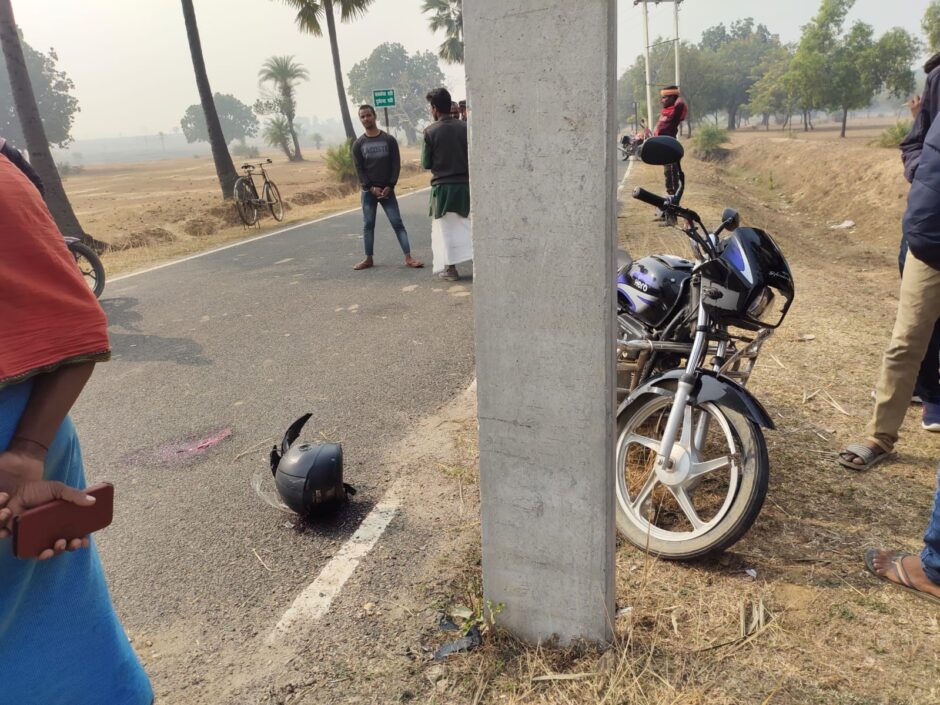 अनियंत्रित मोटरसाइकिल ने बिजली के खंभे में मारी टक्कर, मोटरसाइकिल चालक की मौत