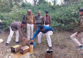 शराब बनाने के लिये झाड़ियों मे छिपाकर रखा हुआ 38 टीना सड़ा हुआ महुआ को पुलिस ने किया विनष्ट