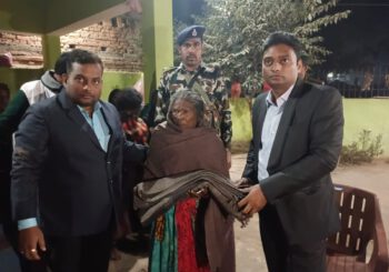 कड़ाके की ठंड में जिलाधिकारी ने जरूरतमंदों एवं नि:सहाय वृद्धजनों के बीच किया कंबल का वितरण