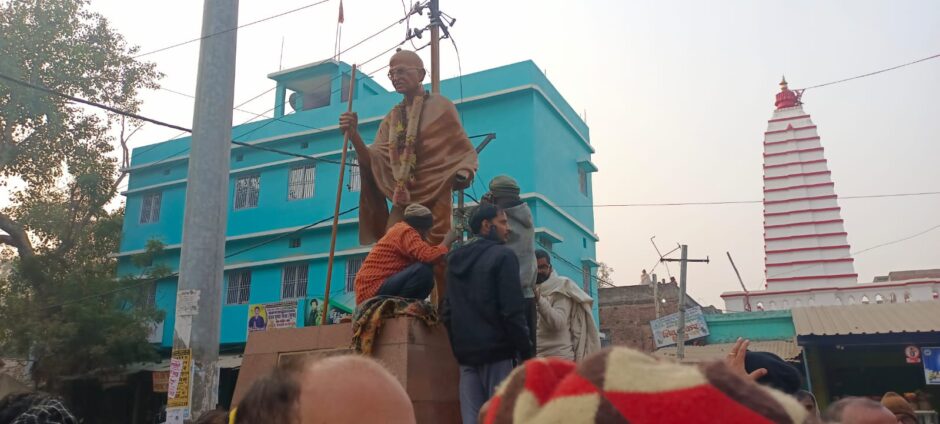 पुरानी बाजार स्थित गांधी चौक पर लगे महात्मा गांधी की प्रतिमा में वाहन ने मारा ठोकर, प्रतिमा हुआ क्षतिग्रस्त