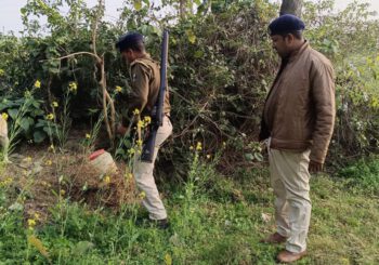 शराब माफिया के विरुद्ध खोजी कुत्ते के सहारे पुलिस ने चलाया छापेमारी अभियान
