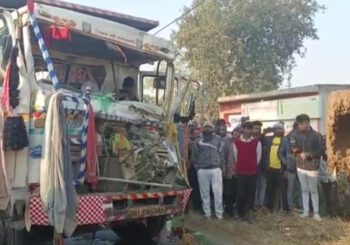 दो  हाईवा के बीच भीषण टक्कर, दुर्घटना में कंडक्टर बुरी तरह घायल