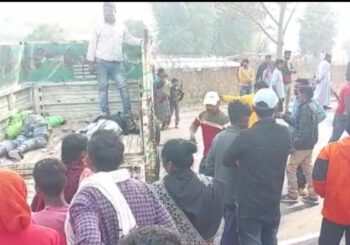 स्कूली बच्चों से भरी बस की चपेट में आने से मोटरसाइकिल सवार दो युवक की मौत