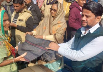 कड़कड़ाती ठंड के बीच प्रखंड विकास पदाधिकारी ने जरूरतमंदों के बीच वितरित किया राहत सामग्री