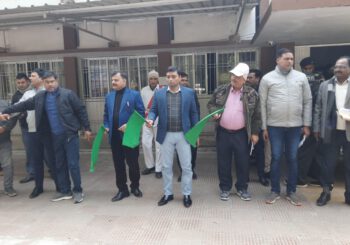 सड़क सुरक्षा सप्ताह को लेकर डीएम ने किया जागरूकता रथ को रवाना