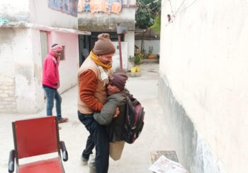 कड़ाके की ठंड में पुलिस ने पेश की मानवता की मिसाल, लोग कर रहे हैं पुलिस की तारीफ