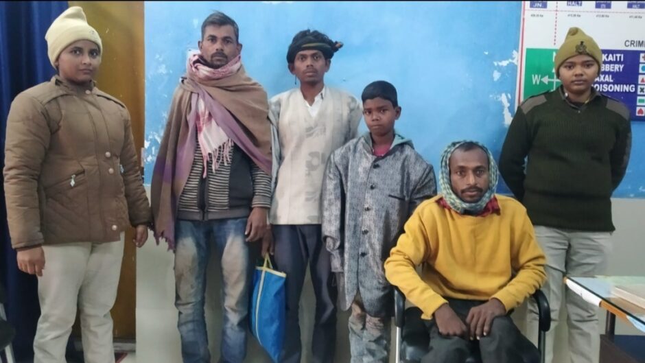 स्टेशन पर भटकते बच्चे को जीआरपी पुलिस ने बरामद कर परिजनों को सौंपा