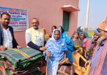 समाजसेवी सह दवा व्यवसाई ने जरूरतमंदों के बीच किया कंबल वितरण