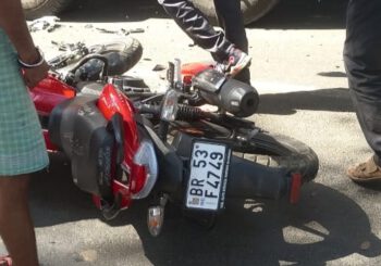 सोनो चंद्रशेखर कॉलेज के पास दो बाइक की आमने सामने टक्कर में  5 लोग हुए घायल
