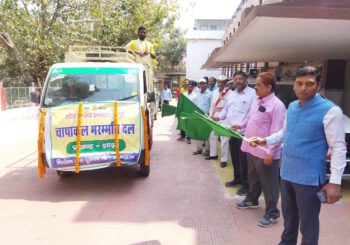 चापाकल मरम्मती दल के वाहन को जिलाधिकारी ने हरी झंडी दिखाकर किया रवाना
