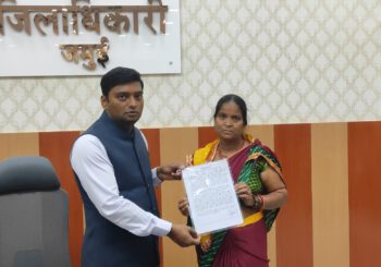 कोरोना से मृतक के आश्रितों को जिलाधिकारी ने सौंपा अनुग्रह राशि की स्वीकृति पत्र