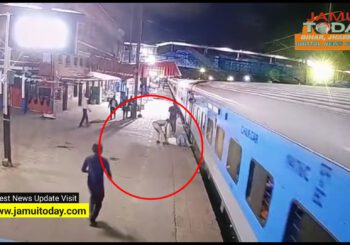 चलती ट्रेन के नीचे आने से बचा रेलयात्री, जीआरपी जवान की सतर्कता से बची जान