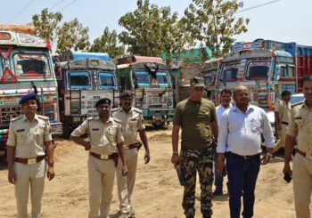 जिला प्रशासन के द्वारा बालू माफियाओं के खिलाफ चलाया अभियान, 20 ओवरलोड ट्रक को किया जब्त