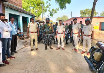 ईद पर्व को शांतिपूर्ण रूप से संपन्न कराने को लेकर पुलिस ने किया फ्लैग मार्च  ।