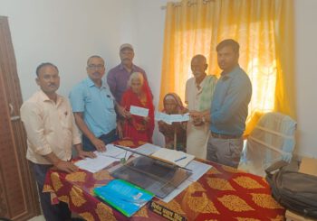 जिलाधिकारी के निर्देश पर आगलगी पीड़ित परिवारों को मिला मुआवजा