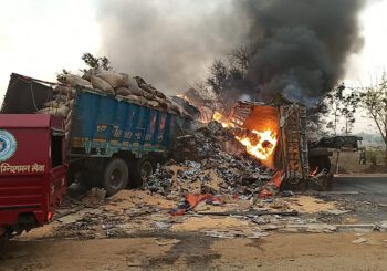 दो ट्रकों की आमने-सामने टक्कर, दोनों ट्रक में लगी आग, ट्रक ड्राइवर की जलकर मौत