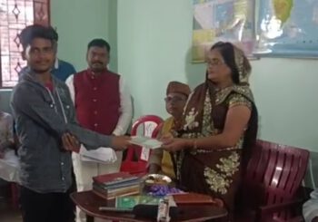 प्रखंड में सुविधा वंचित क्षेत्र में प्रतिभा का लोहा मनवाने वाले छात्रों को प्रखंड प्रमुख ने किया सम्मानित