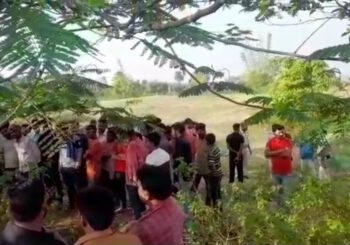 सड़क किनारे पेड़ से लटका मिला युवक का शव, पुलिस जांच में जुटी