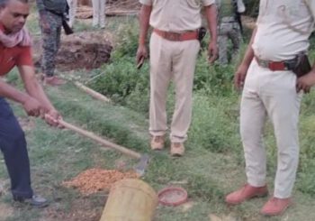 शराब माफिया के विरुद्ध पुलिस ने चलाया छापेमारी अभियान।