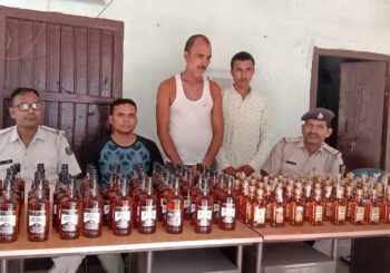 विदेशी शराब चोरी के आरोप में पिता पुत्र को पुलिस ने किया गिरफ्तार