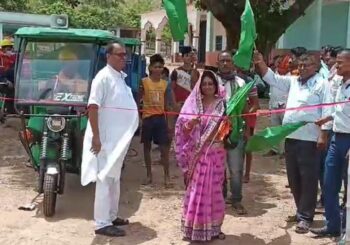 कचरा उठाव के लिए एक हरा एक नीला डस्टबिन किया गया वितरण।