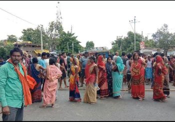 रेल पटरी से महिला की पुलिस ने किया शव बरामद, परिजनों ने हत्या की आरोप लगा किया सड़क जाम