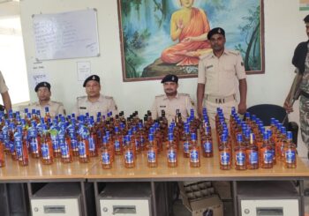 स्कूल वैन की आड़ में शराब की बड़ी तस्करी, पुलिस ने 72 लीटर शराब किया जप्त