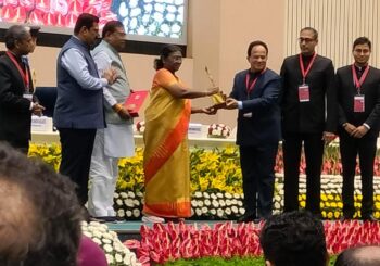 राष्ट्रपति के कर कमलों से अपर मुख्य सचिव ब्रजेश मेहरोत्रा को मिला भूमि सम्मान