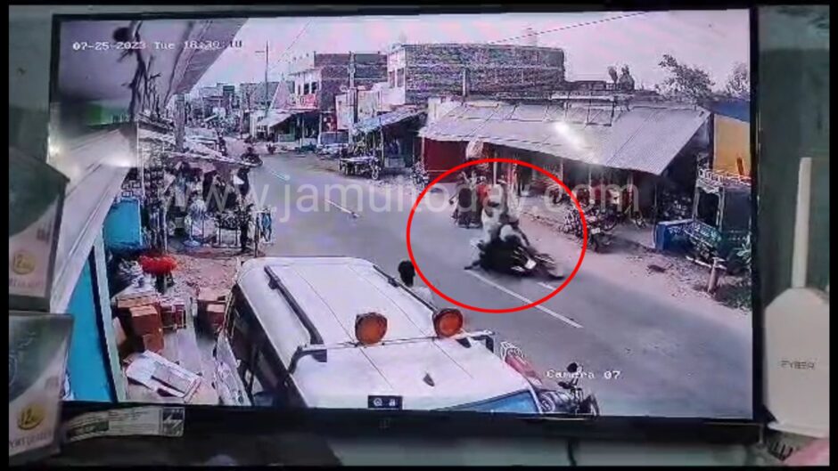 तेज रफ्तार बाइक ने शख्स को मारी जोरदार टक्कर…..मौत, घटना CCTV में कैद