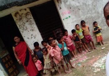 खाली पैर व रंग-बिरंगे कपड़े में शिक्षा ग्रहण करने आंगनबाड़ी केंद्र पर आ रहे बच्चे, जिम्मेवार मौन