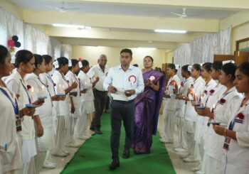 जीएनएम नर्सिंग स्कूल की छात्राओं को जिलाधिकारी ने दिलाया शपथ