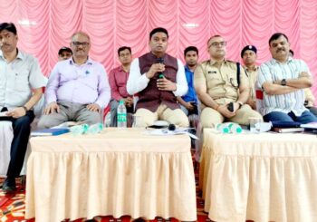 अध्यापक नियुक्ति परीक्षा शांतिपूर्ण एवं कदाचार मुक्त संचालित करने हेतु डीएम ने किया ब्रीफिंग