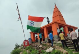 गिद्धेश्वर पर्वत पर नवनिर्मित मंदिर में युवाओं ने जय श्री राम के नारे के साथ पहुंचाया हनुमान जी की प्रतिमा